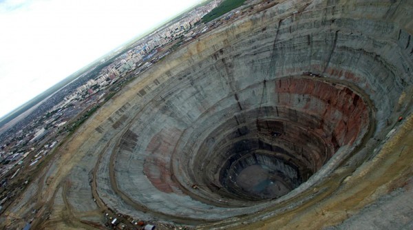 خمس تجارب كارثية كان بإمكانها تدمير الأرض