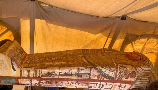 اكتشاف 27 تابوتًا بسقارة يصل عمرها إلى 2500 عام