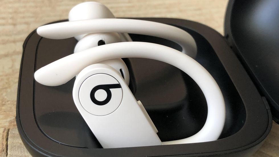 مواصفات سماعة Powerbeats Pro الجديدة كليًا من Beats، هل تتفوق على سماعات AirPods الجديدة؟