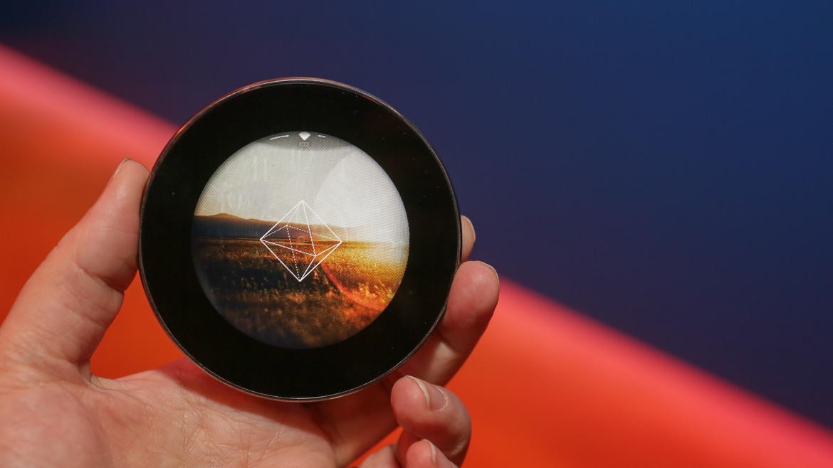 لماذا لا نملك هواتف دائرية الشكل؟ أو بالأصح لم تتبع هذه التكنولوجيا شكلاً تقليدياً واحداً؟