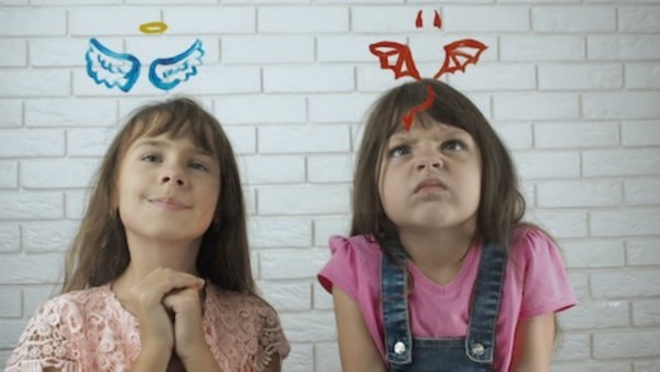 نعم: الأخلاق فطرية و مكتسبة تولد معنا أحيانا ونتعلمها أيضًا