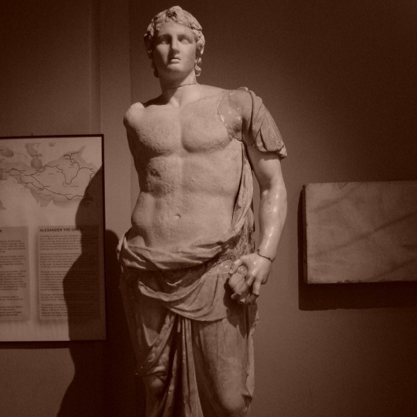 الإسكندر الأكبر.. قصة فاتح غزا العالم في 13 عامًا وانتهى في قبر غير معروف!