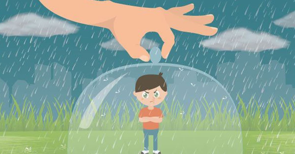 مخاطر النوايا الحسنة: كيف يؤثر الإفراط في حماية الأبناء بداعي التربية سلبًا على حياتهم؟