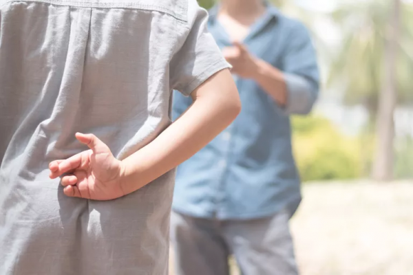 طفلك لا يكذب من فراغ.. تعرف على الأسباب لحل المشكلة قبل أن تطلق العنان لغضبك