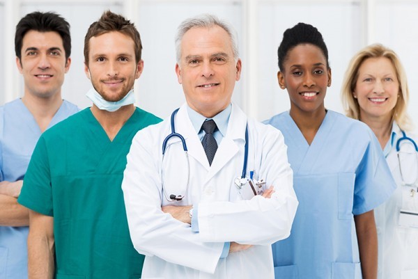 هل تساءلت يومًا عن سبب ارتداء الأطباء اللون الأخضر أو الأزرق خلال العمليات؟! هل تساءلت يومًا عن سبب ارتداء الأطباء اللون الأخضر أو الأزرق خلال العمليات؟!