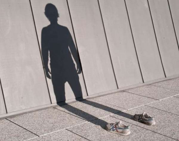 هل يوجد ظل بلا جسد أو جسد بلا ظل؟! .. حقائق مثيرة عن الظلال