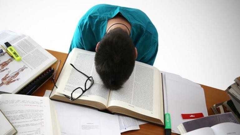 هل يمكن أن تساعدك الموسيقى على الدراسة أم أنّها مجرّد حجة لتضييع الوقت؟ هل يمكن أن تساعدك الموسيقى على الدراسة أم أنّها مجرّد حجة لتضييع الوقت؟
