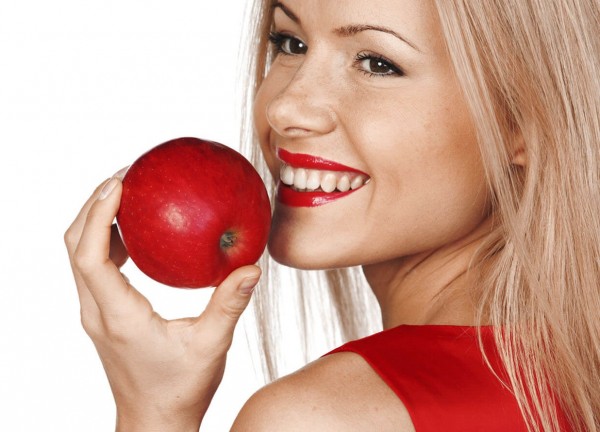 اكل التفاح على الريق للخدود