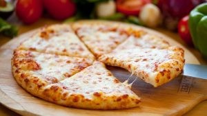 طريقة عمل البيتزا بالجبنة طريقة عمل البيتزا بالجبنة