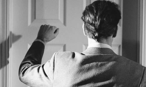 حلم رجل يطرق الباب