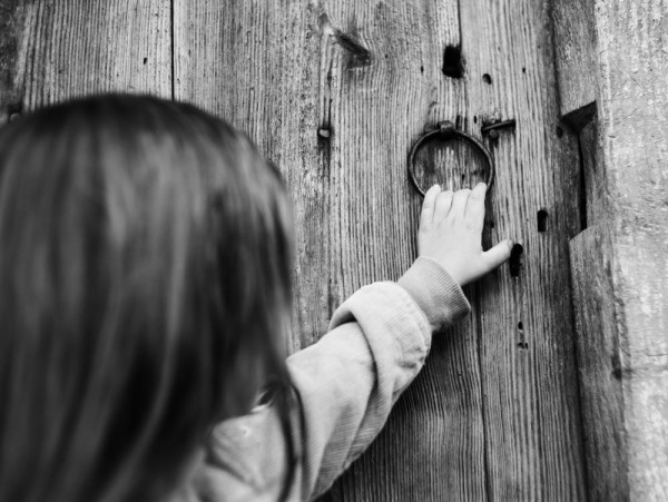 طفل يطرق الباب في المنام