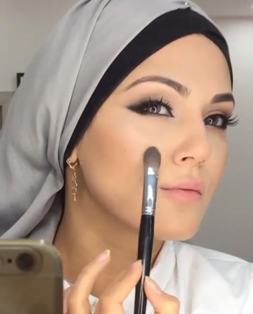 كيفية وضع المكياج الخفيف للمحجبات كيفية وضع المكياج الخفيف للمحجبات