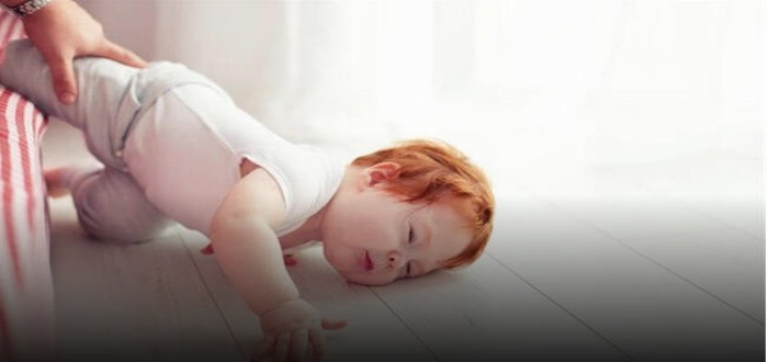 متى أقلق بعد سقوط الطفل على الأرض