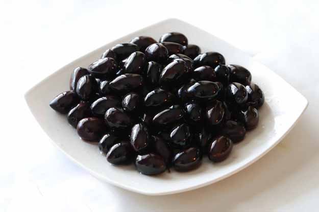 طرق ” تخليل ” الزيتون الأسود مثل المحلات