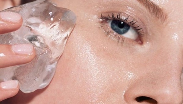 وصفات لتطبيق مكعبات الثلج للبشرة