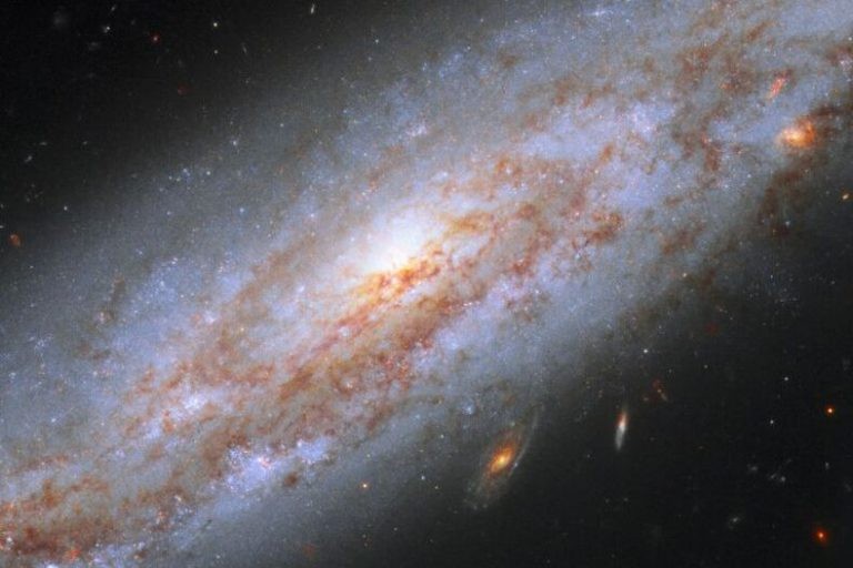 كم تعادل السنة الضوئية