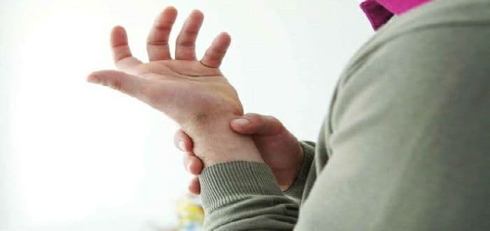 ما أسباب ألم أعصاب اليد اليسرى
