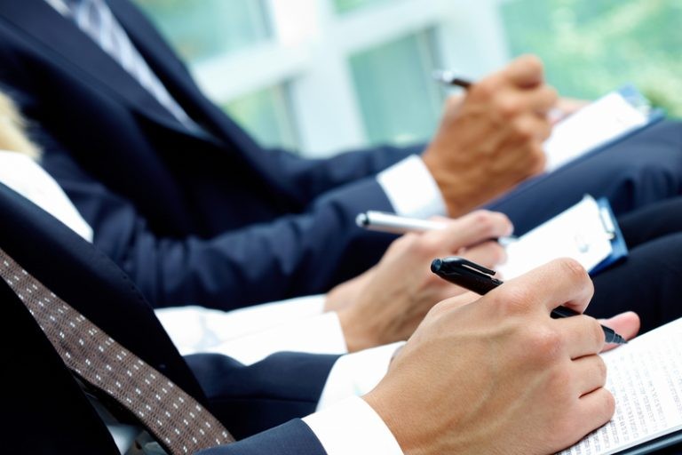 الفرق بين الدورة والندوة