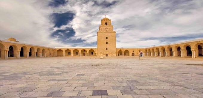 من الصحابي الذي بنى مدينة القيروان