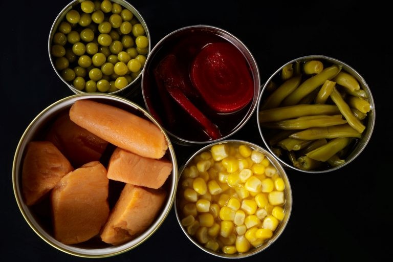 الطريقة الصحيحة لشراء المعلبات الغذائية