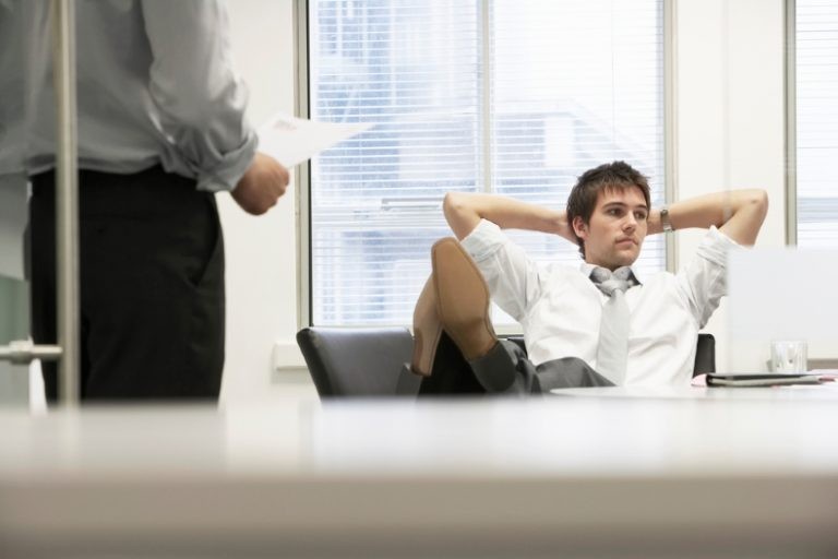 أثر التكبر على الفرد والمجتمع