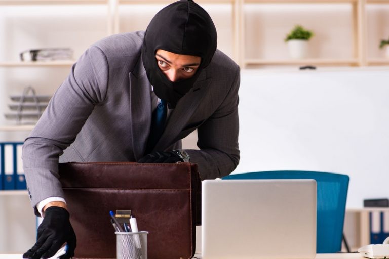 أسباب السرقة في المجتمع