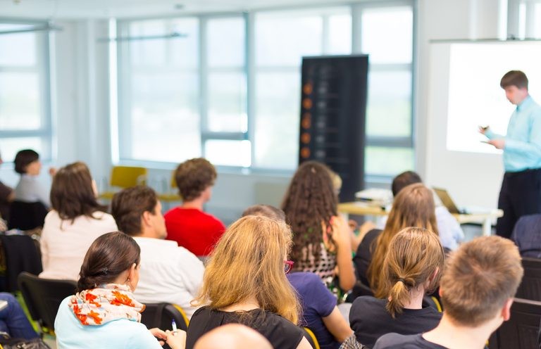 ايجابيات وسلبيات التعليم التقليدي