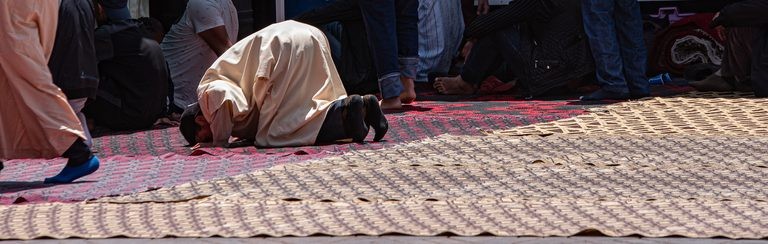 حوار بين مصلي وغير مصلي