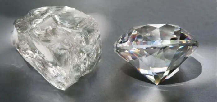 مما يتكون الماس