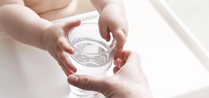 متى يشرب الرضيع الماء