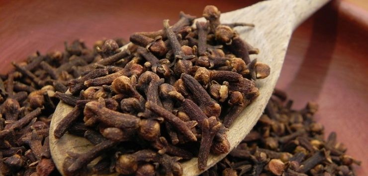 كيفية استخدام القرنفل للأسنان