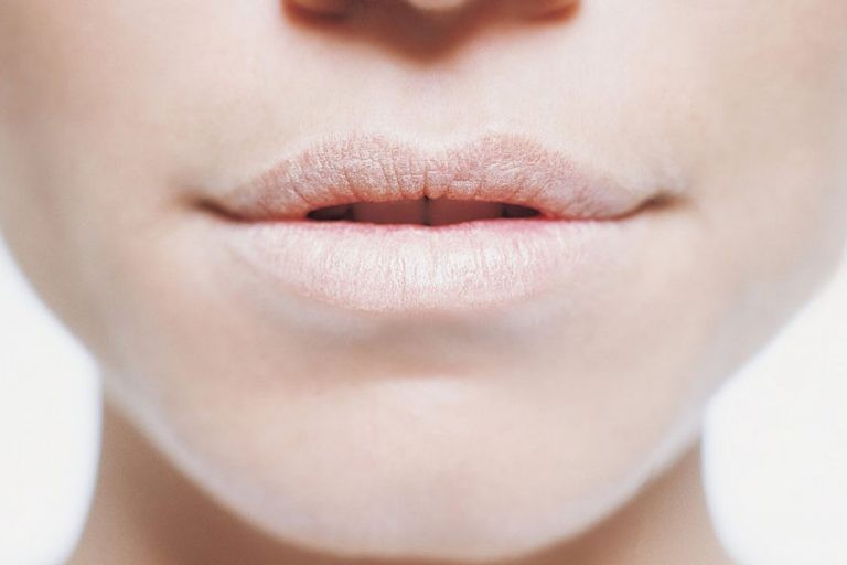 أسباب بياض الشفايف