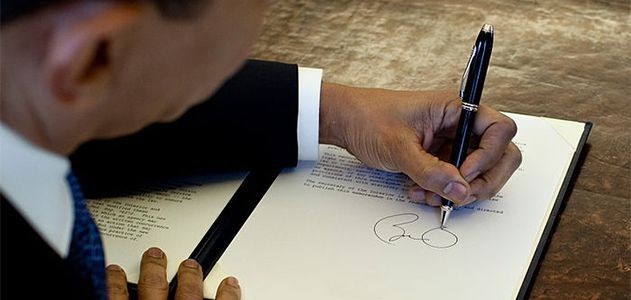 لم لا يستطيع الإنسان الكتابة باليدين بنفس الجودة