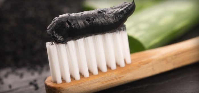 طريقة عمل معجون الفحم لتبييض الأسنان بالمنزل