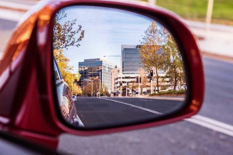الطريقة المثالية في استخدام المرايا في القيادة