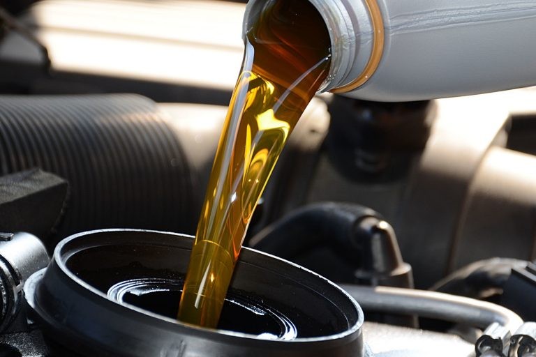 فائدة الانتظام على تغيير زيت السيارات