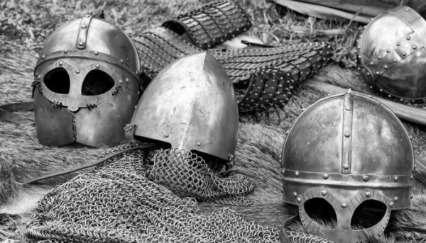 اول من صنع الدروع