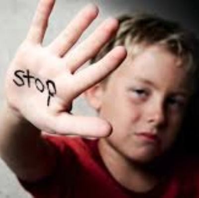 كيف تحدث إساءة معاملة الأطفال عبر الإنترنت وسبل الوقاية منها