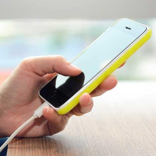 مخاطر استخدام الجوال أثناء الشحن