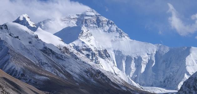 أين يقع جبل إفرست