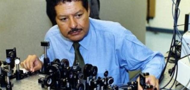 ماذا اخترع أحمد زويل