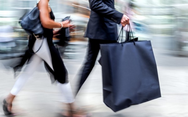 الحاجة الملحة للشراء والترف، هل لها علاقه بنقص تقدير الذات وحبها؟