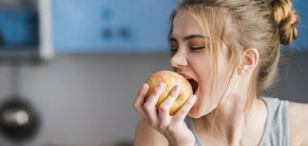 فوائد أكل التفاح على الريق