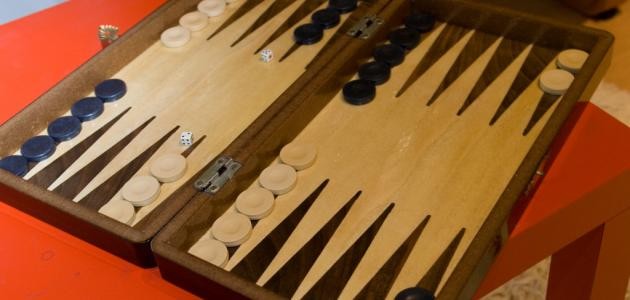 كيفية لعب طاولة الزهر