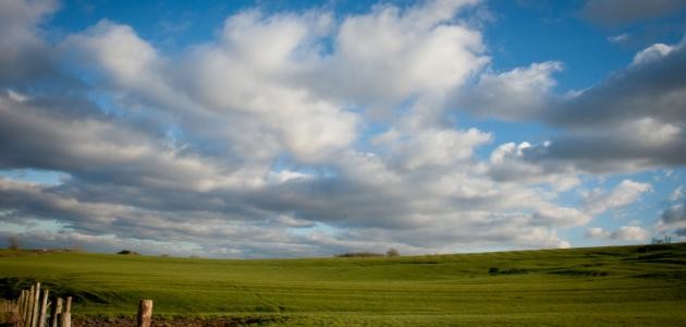 لماذا نرى لون السماء أزرق