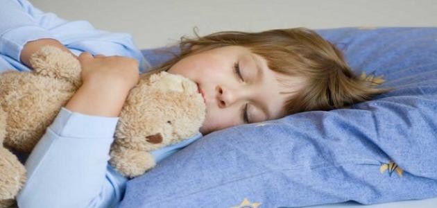 كيف ينام الطفل وحده