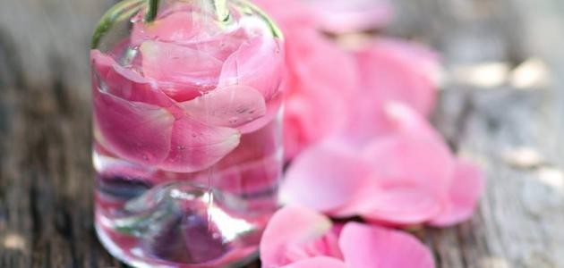 كيف أستعمل ماء الورد للوجه