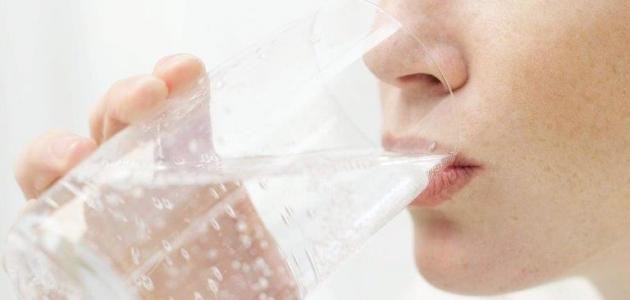 فوائد شرب الماء للشعر والبشرة