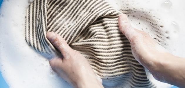 طرق إزالة بقع الزيت من الملابس