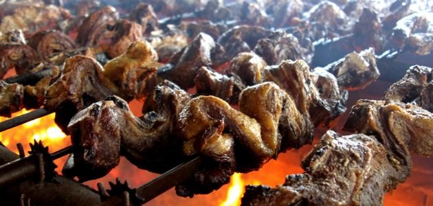 طريقة شوي اللحم على الفحم